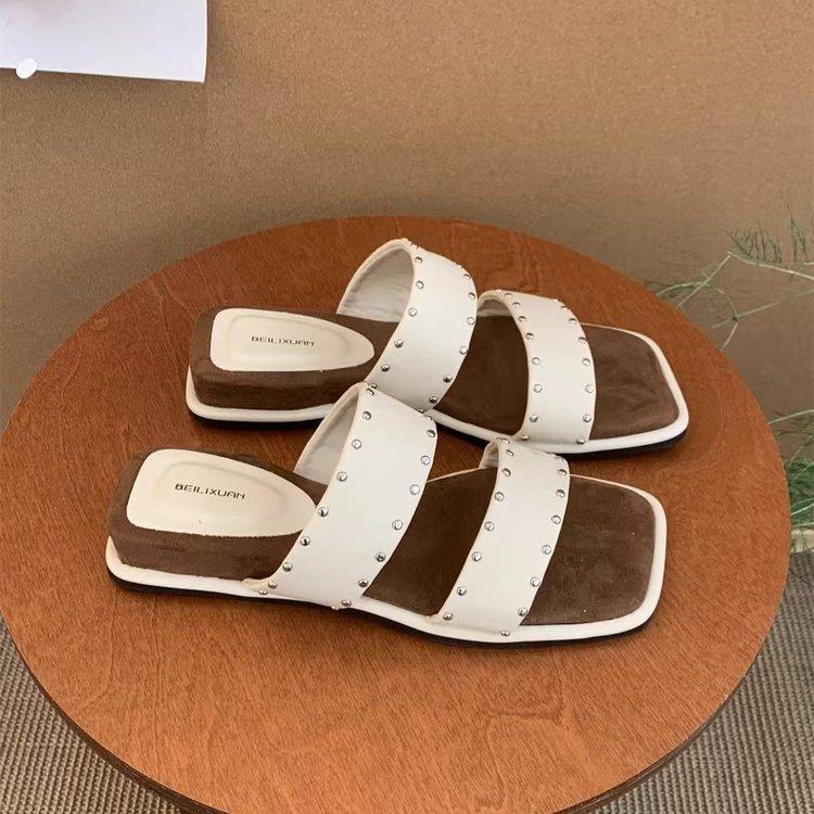 Französische Retro-Nieten mit kleinen Schrägabsatz-Slippern Damen Sommerbekleidung Urlaub am Meer Lässige Strandsandalen