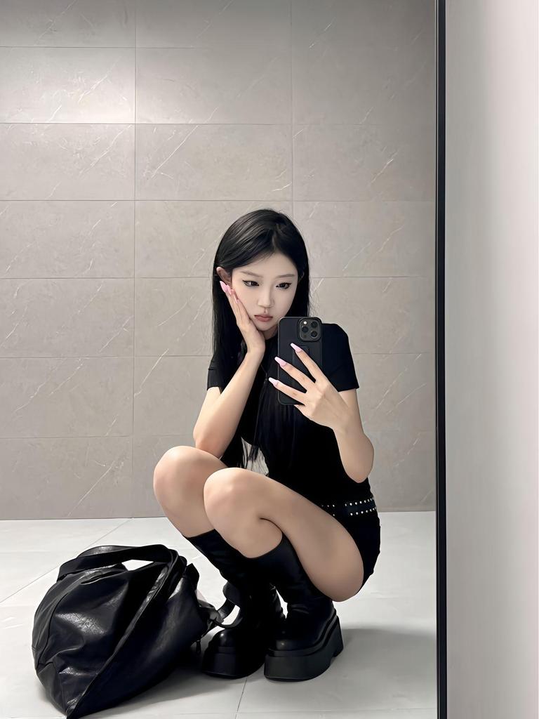 Women's Black and White Short-Sleeved Summer T-Shirt, Versatile Round Neck, Slim Fit, Trendy Short Top