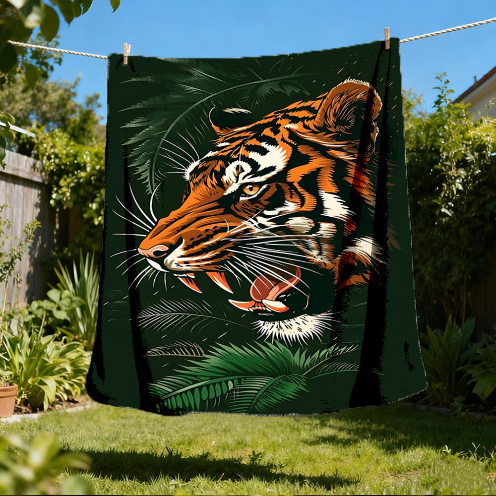 1pc Tiger Print Throw Blanket Polyester Fiber, Lightweight Flannel, Soft & Warm, All Season Use for Outdoor, Camping Digital Print