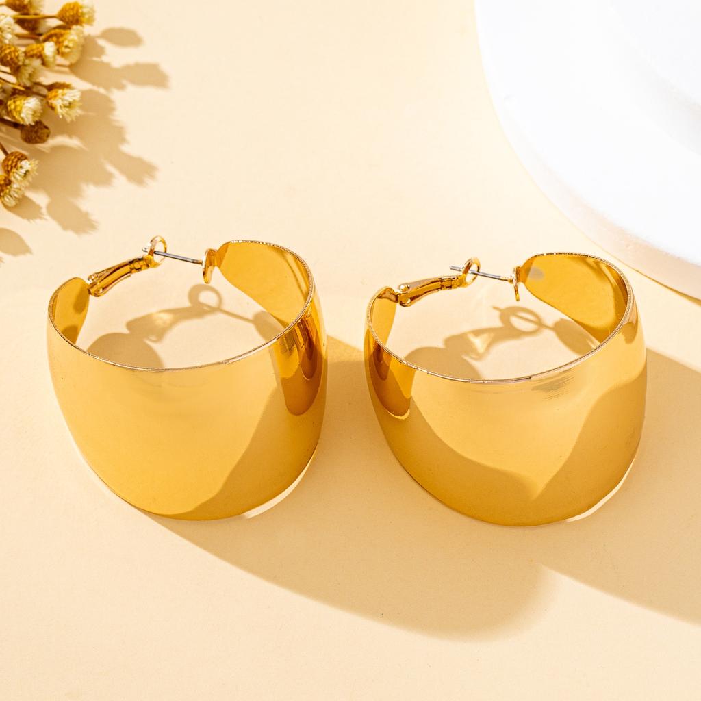 Women's Fashionable Hoop Earrings Glossy Geometric C-Shaped Large Hoop Earrings Suitable for Daily Wear and Vacation