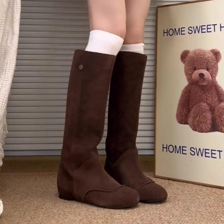 Huge good-looking huge versatile inner heightening suede pile high boots women's 2025 autumn and winter retro flat boots boots