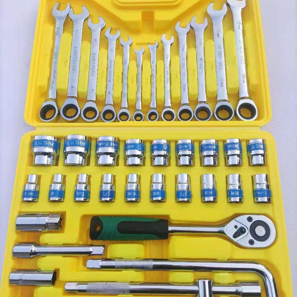 32-Piece Socket Wrench Car Repair Tool Set - Combination Kit
