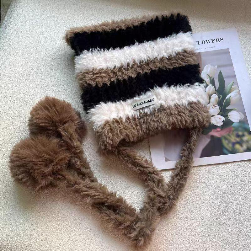 Niedliche Damen-Wintermütze mit Streifen, Buchstabenlogo und Plüsch-Ohrenklappen - Warmes Strickwoll-Design