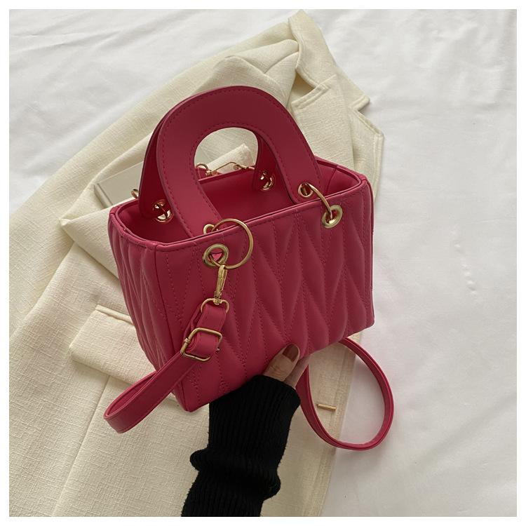 

Вышитая нитками сумка-тоут текстурная сумочка 2025 с бриллиантами портативная сумка-мессенджер персонализированный дизайн маленькая квадратная сумка роза розовый