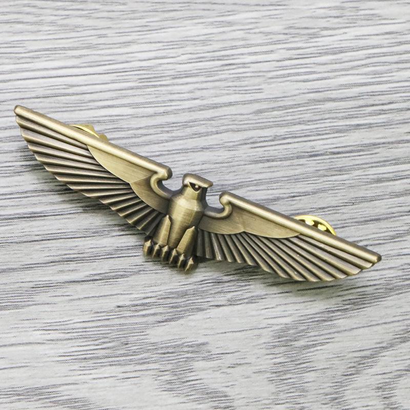 Goldenes Preußisches Adler-Emblem Medaillen-Brosche - Filmrequisite