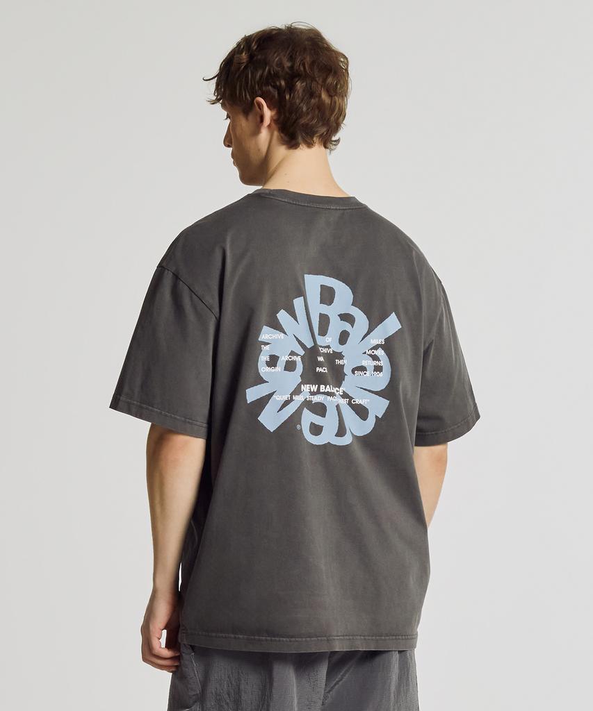 Nyuballanseu Nbneg3A113 / Uni Archive Pace Circle Short Sleeve T-Shirt (Charcoal)