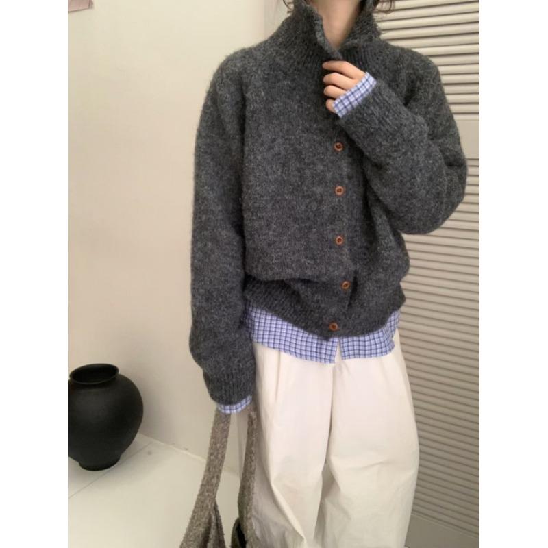High-necked single-row wooden buckle plush knitted cardigan women's simple retro small fresh shoulder-plugged long-sleeved jacket