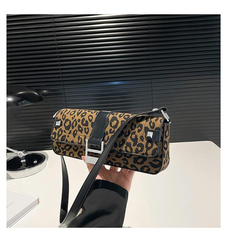 Niche leopard print underarm bag, fashionable retro high sense, commuting shoulder essential women's bag.