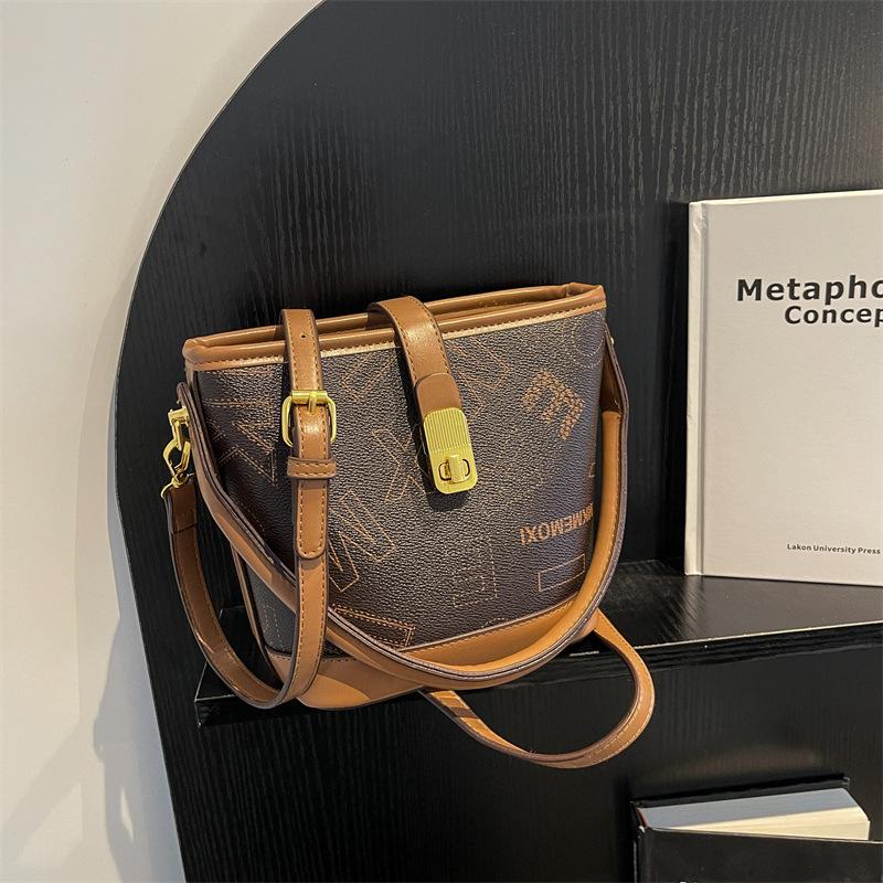 Super fire small bag women's autumn and winter versatile 2025 new letter shoulder messenger bag Korean version popular portable bucket bag