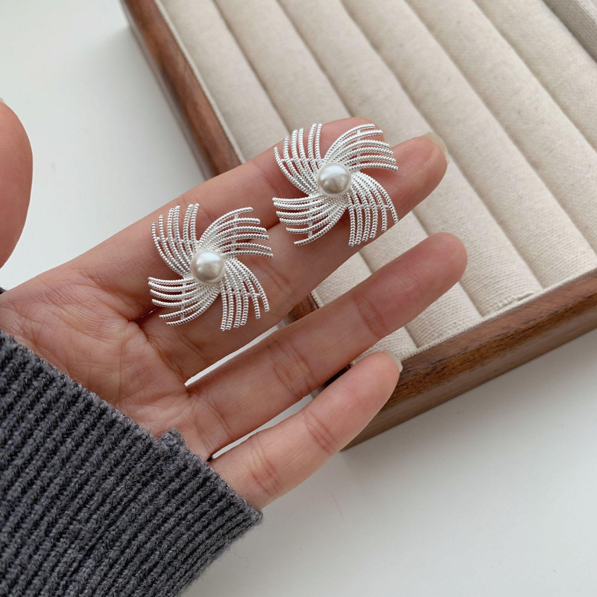 Изысканные серьги-гвоздики «Фейерверк»: Модный и креативный дизайн для женщин