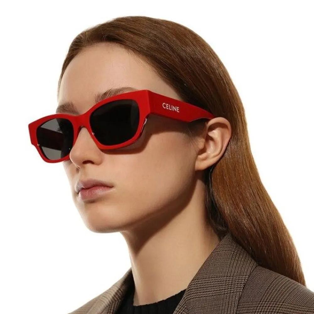 

[Celine] Monochrome 01 Sunglasses CL40197U 66A Fashion Square Horn-rimmed Vivid Red
