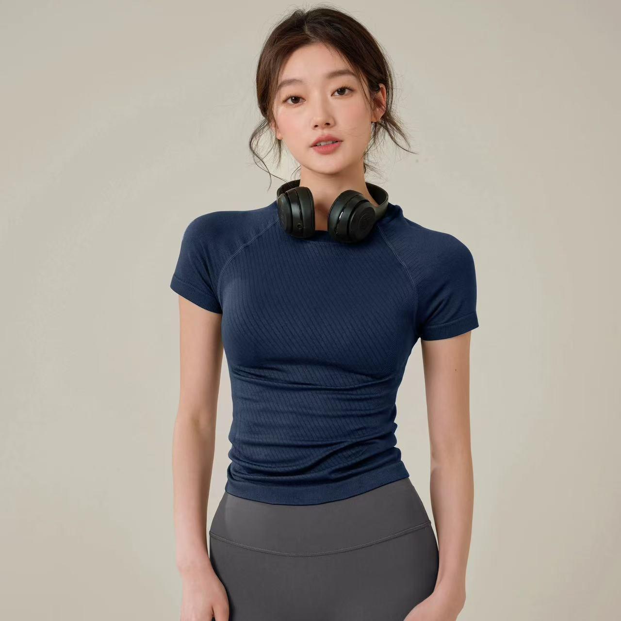 

Приталенная футболка с коротким рукавом и круглым вырезом для йоги и бега Medium (M)