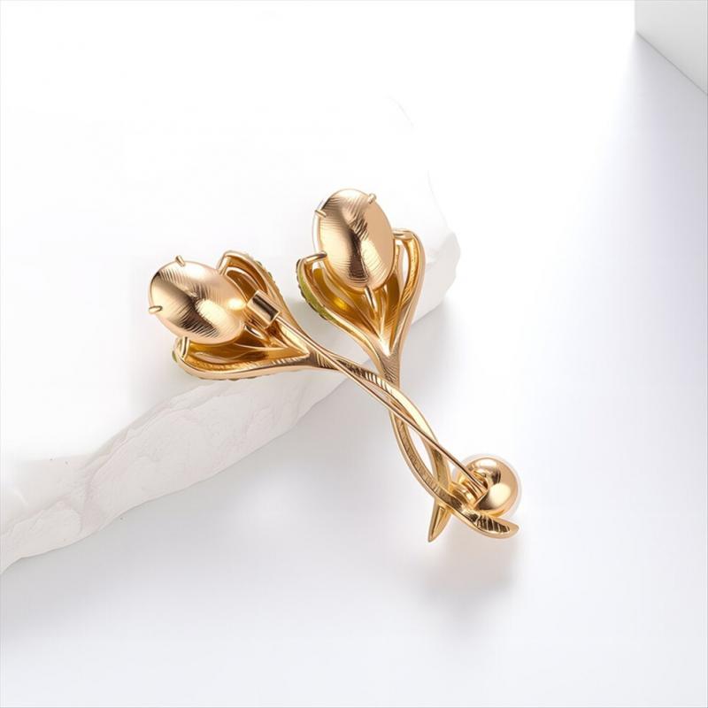 Elegant tulip-shaped brooch suitable for women, a fashionable floral brooch with a floral design for lapel decoration.