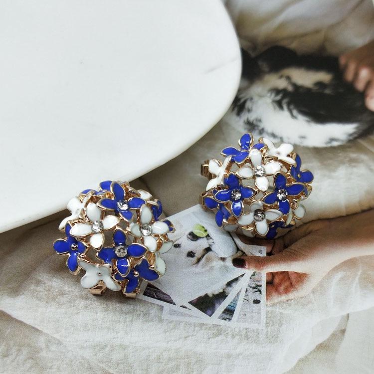 

Silver-Plated Rhinestone Flower Earrings with Painted Detail синий