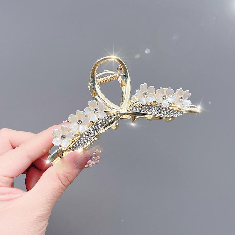 

Заколка для волос «Акула» с жемчугом и стразами «Лилия долины»