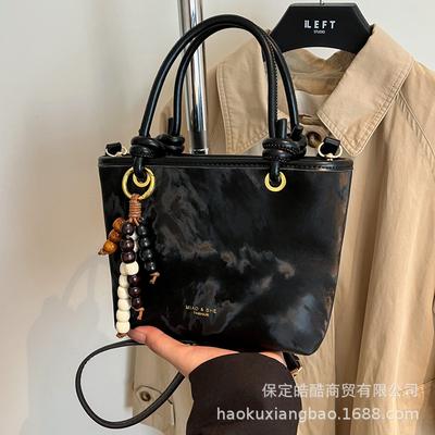 This Year's Popular Small Bags Are Women's Autumn and Winter Versatile 2025 New Retro Simple Messenger Bags, Portable Bucket Bags