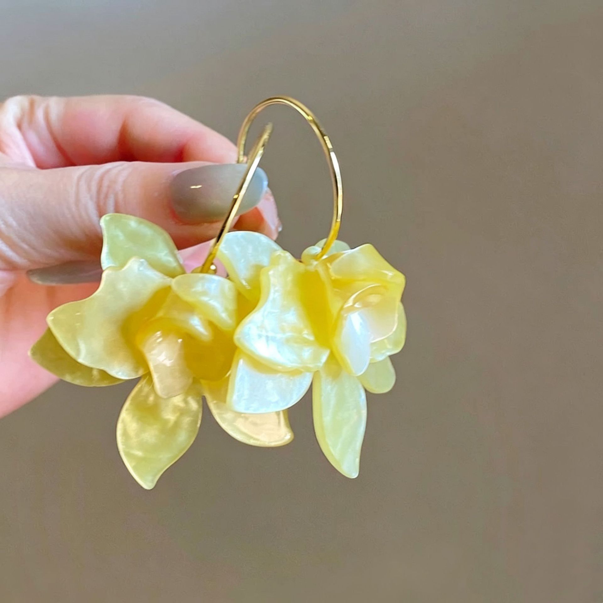 

Acetate shell flower earrings women s spring French exaggerated petal stud earrings niche high-end temperament super fire earrings жовтий