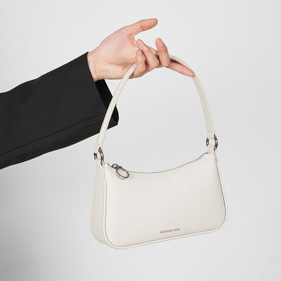 Nova bolsa de axila de couro preto de nicho para mulheres, bolsa mensageiro pequena, bolsa baguette de ombro de couro de vaca simples e moderna