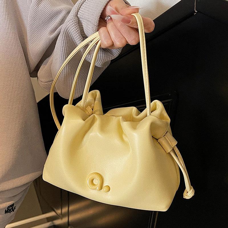 The Cloud Bag Is A Fashionable Casual and High-end Crossbody Bag for Women's Daily Commuting