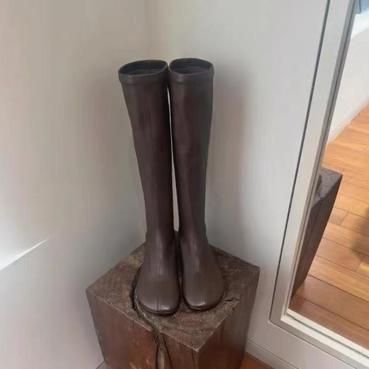 Neue, runde, hochgeschnittene, elastische, dünne Stiefeletten für Damen – modische und elegante Damenstiefel für Herbst und Winter.