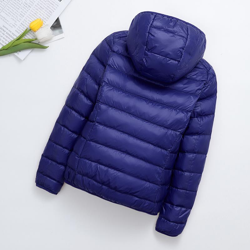 

МОДА Цельный предмет одежды Легкая куртка-пуховик Женская короткая зимняя куртка 2024 года Новая легкая куртка большого размера с капюшоном из белого утиного пуха Одежда M розы красного