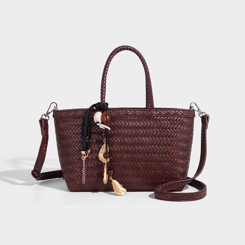 High-end Handheld Woven Bag for Women 2025 New Trendy Fashion Versatile Commuting Shoulder Crossbody Bag