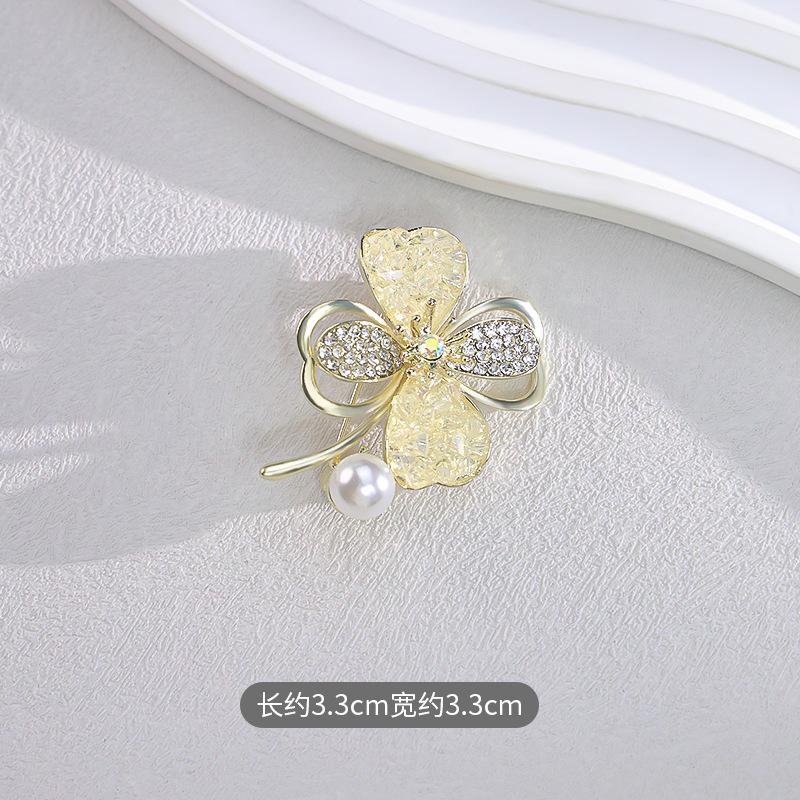 

Retro light luxury zircon flash diamond flower brooch women s high-end niche jacket suit corsage accessories anti-light pin