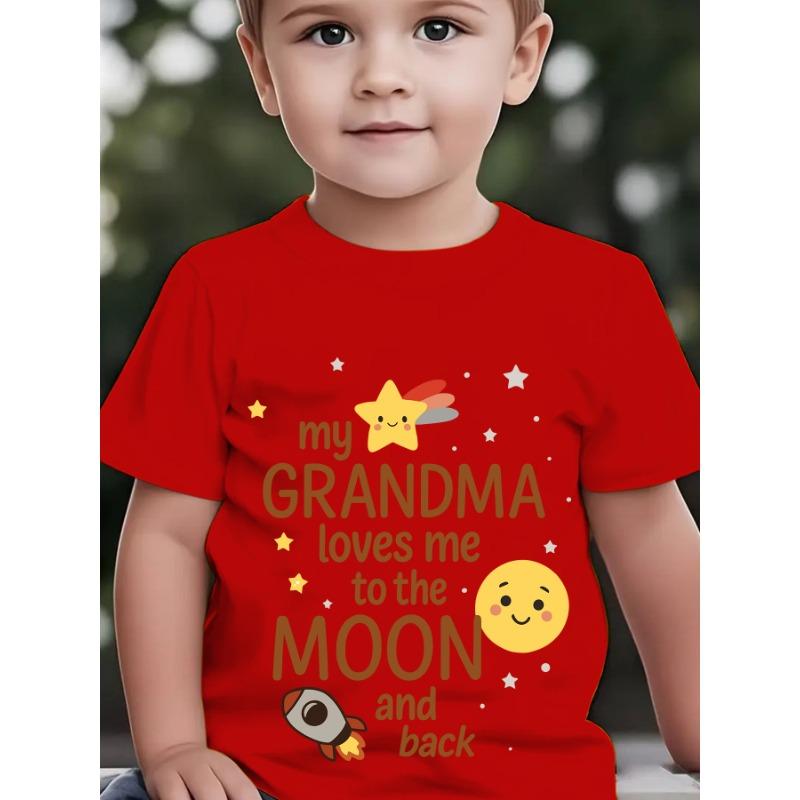 Camiseta de manga corta con cuello redondo para niños, estampado "MI ABUELA ME AMA HASTA LA LUNA Y DE VUELTA" con estrellas, luna y cohete, top casual de verano para exteriores