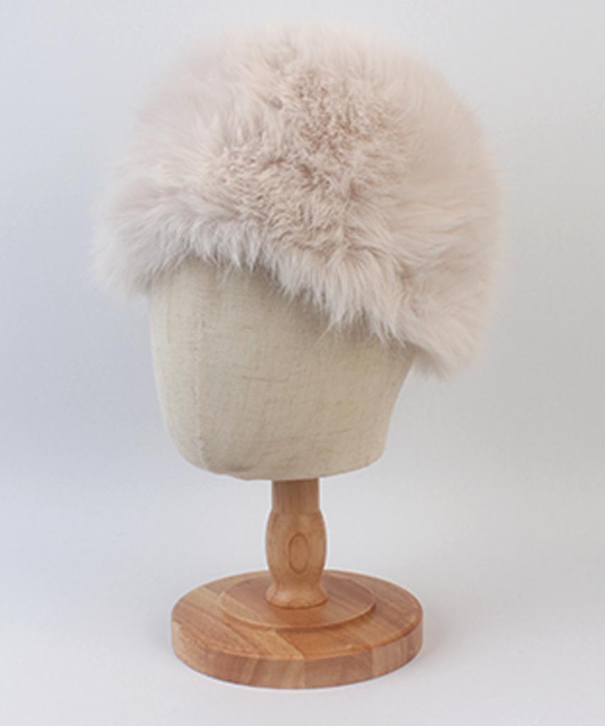 Yunibeosyeolkemiseuteuli Eskimo Fur Ivory Bucket Hat