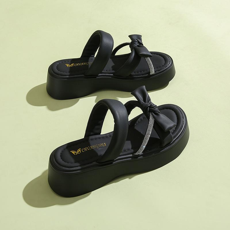 688-10 Two women in cool slippers 2025 new summer fairy wind flat bottom one-word drag Roman beach sandals