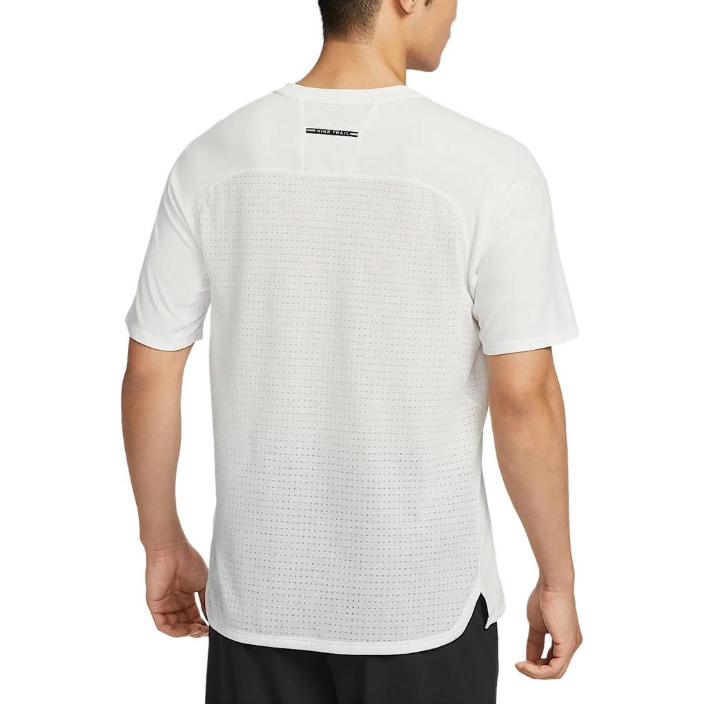 Nike Maglietta a Maniche Corte Traspirante in Maglia ad Asciugatura Rapida Dri-FIT ADV Solar Chase Trail Series Logo Maniche Raglan Uomo Top HJ3581-121