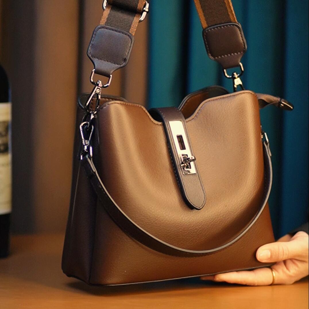 

Bag Women s 2025 Autumn New Fashion Bucket Mom Crossbody Bag Simple Shoulder Strap Shoulder Bag Trendy Crossbody Bag темно-коричневого