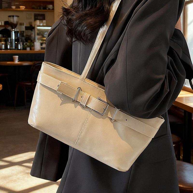 

Niche designer bags, high-end shoulder handbags, underarm bags, locomotive bags 2025 new women s bags tide