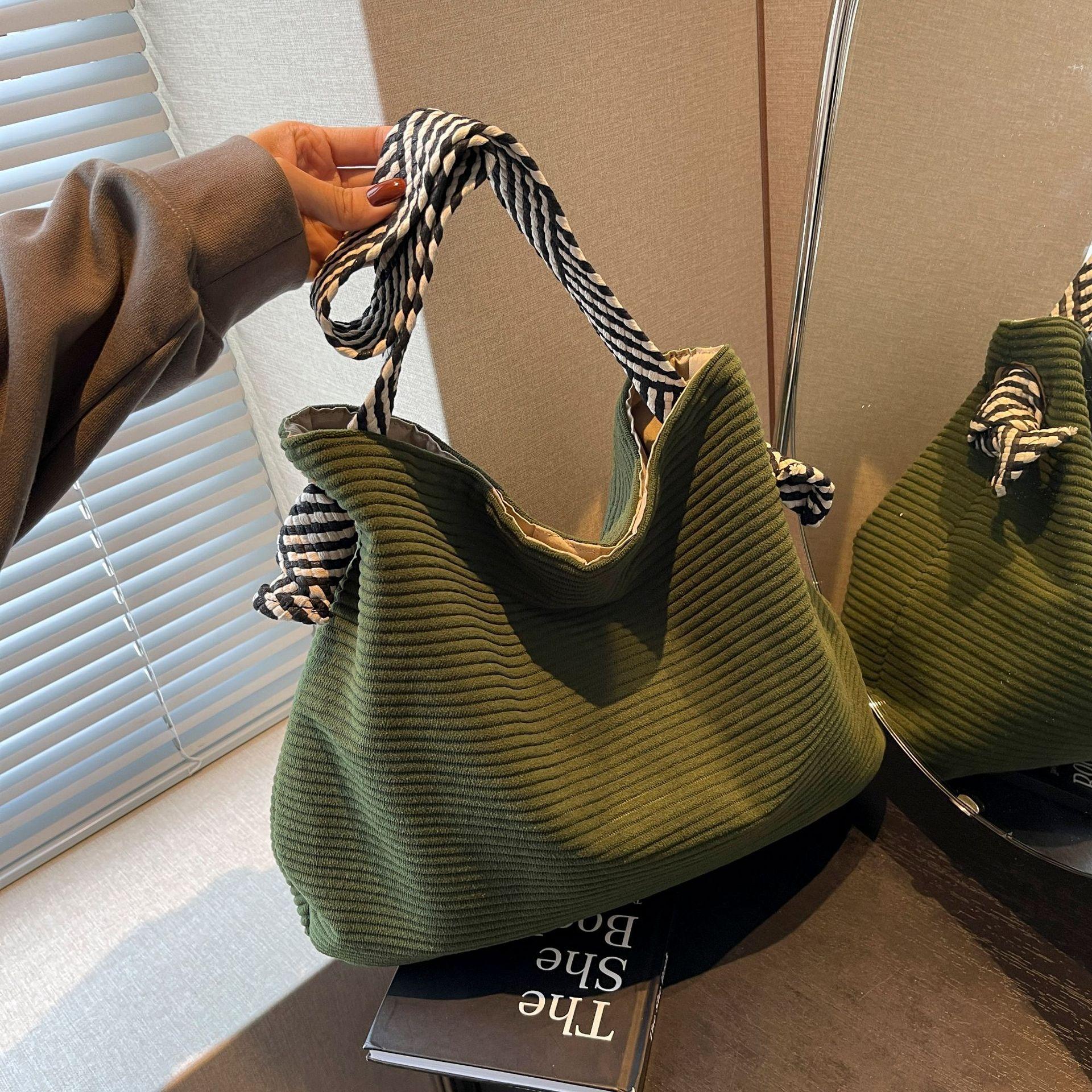 

Повседневная сумка-хобо из вельвета в стиле минимализма с однотонной сумкой в стиле ретро.