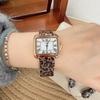 Neue quadratische Uhr Leopardendruck-Armband Damen Retro Kunst 2-Pin Hochwertiges Edelstahl-Geflechtarmband Damen Quarzuhr