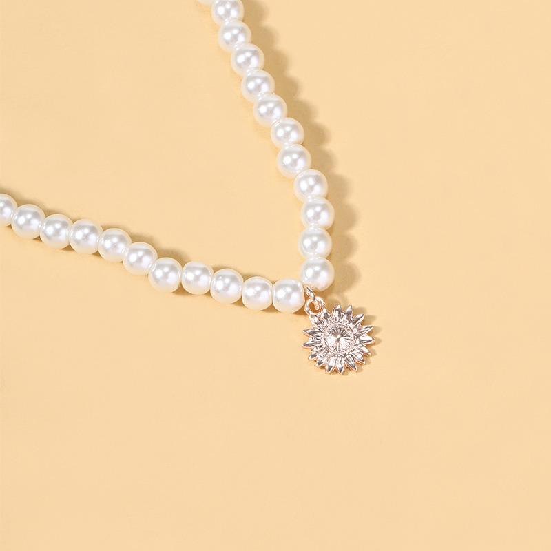 Hot Selling, Fashion Temperament Alloy Sun Pendant Necklace Light Luxury Niche Pearl Jewelry Necklace Women