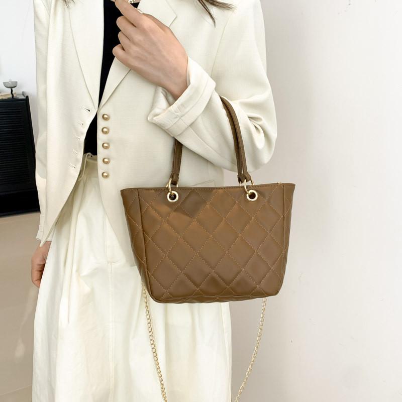 Elegant White Quilted Chain Tote Bag For Women With Soft Pu Material And Trendy Aesthetic