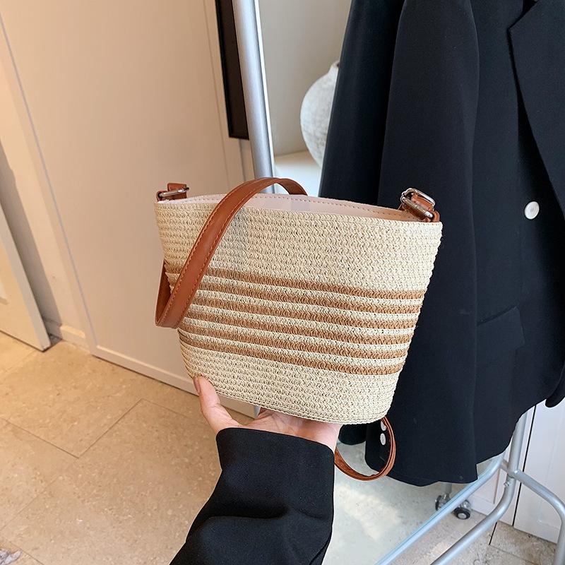 

Летняя популярная плетеная из соломы маленькая сумка женская 2025 новая пляжная отпускная плетеная сумка повседневная универсальная сумка-мессенджер сумка-ведро бежевый