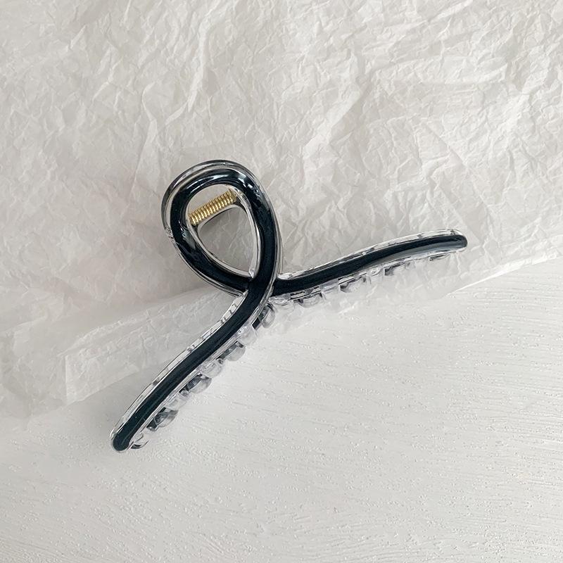 Elegant Large Oil Drip Claw Clip for Women's Hair - High-End Hair Accessories for Buns and Styling.