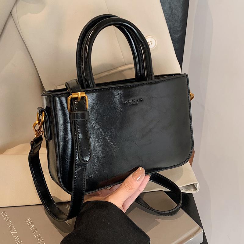 This year's popular bags are women's autumn and winter versatile 2025 new trendy fashion messenger handbag bucket bag