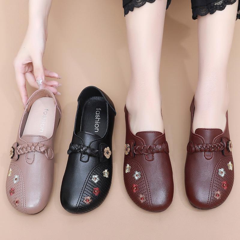 New Middle-aged and Elderly Grandma Women's Shoes Comfortable Middle-aged Non-slip Flat 2026 Spring and Autumn Leather Shoes