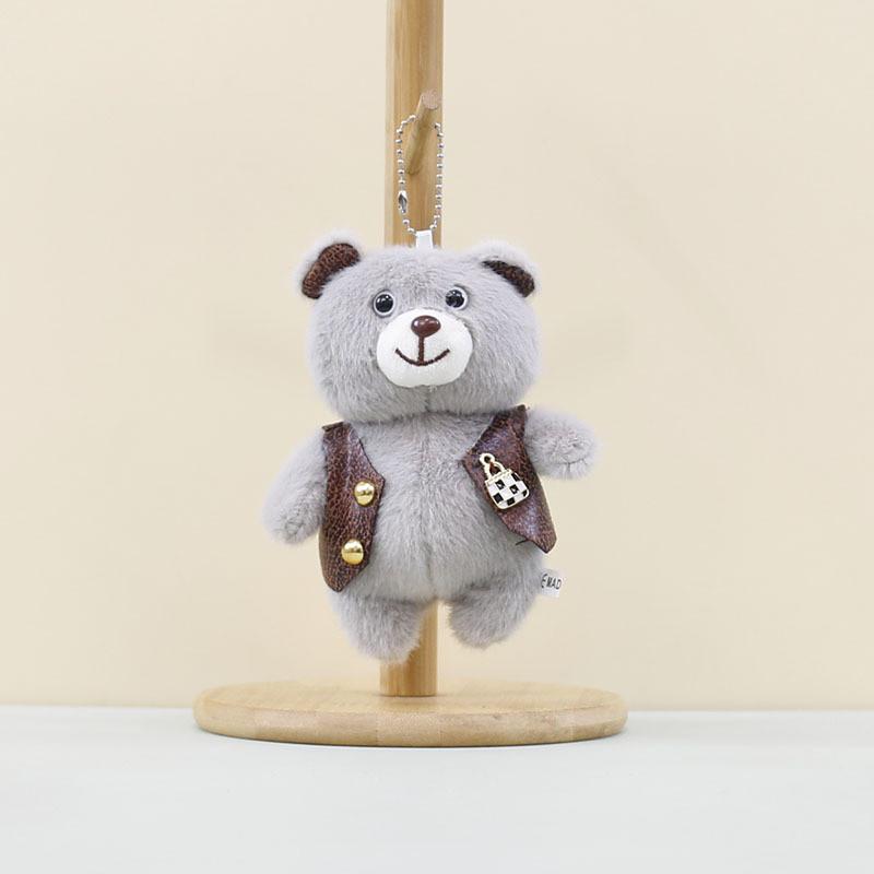 

Милая и игривая плюшевая игрушка-медведь в стильном жилете, идеально подходящая для использования в качестве брелка и декора. Gray Vest Bear