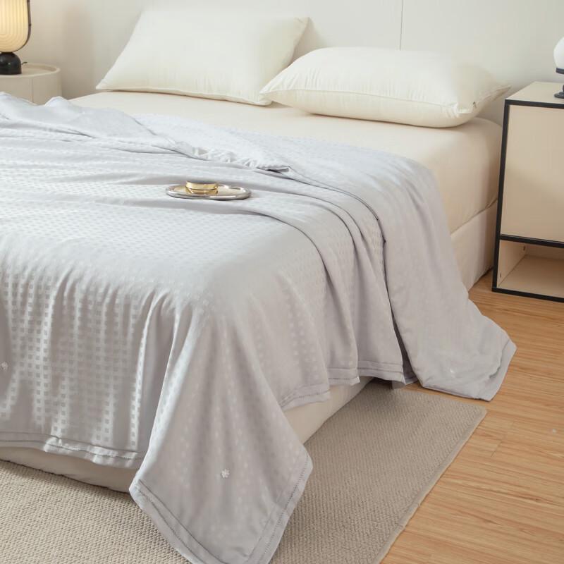 Cloud-Soft Gilt Jacquard Tussah Silk Duvet