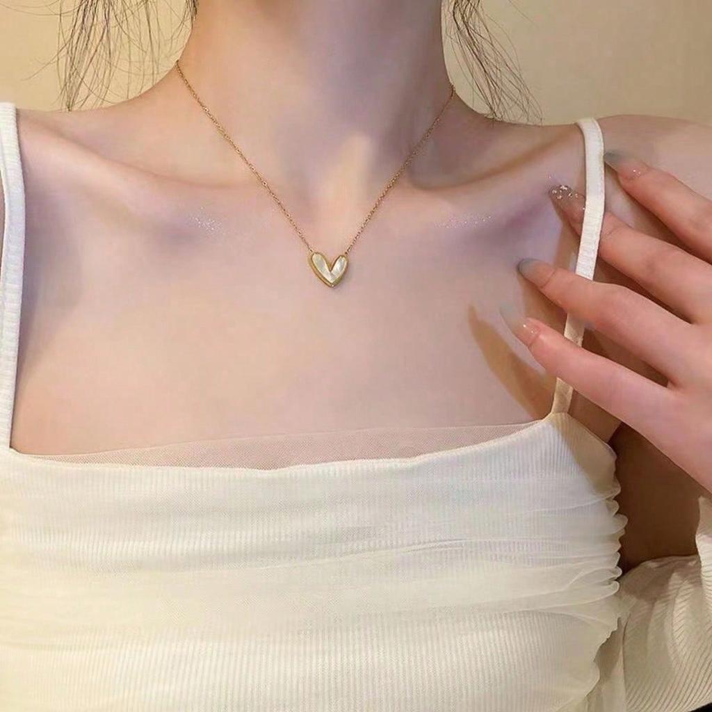 1pc Asymmetrical Golden Heart Pendant Necklace, Fashionable Delicate Minimalist Clavicle Chain, Versatile Design