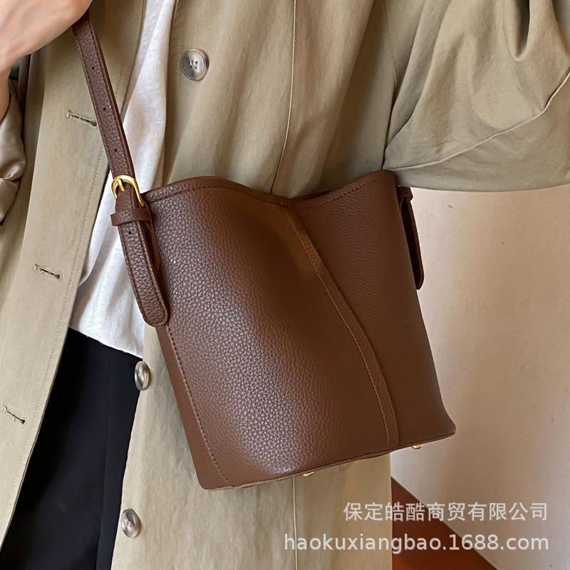 Korean niche bag women's 2025 new super fire summer crossbody bucket bag fashion commuter shoulder armpit bag