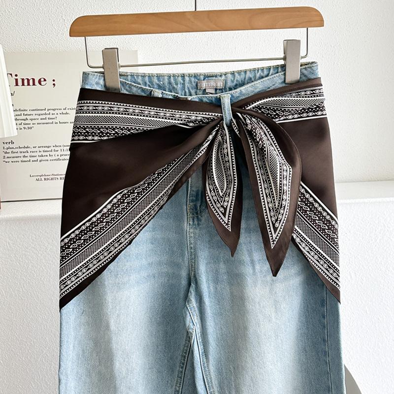 Black and white retro cashew flower triangle scarf silk scarf female Korean version temperament versatile stacked wear waist fart curtain bag head