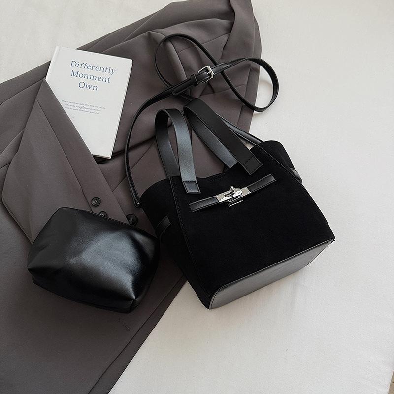 

Autumn new high-value soft leather portable bucket bag 2025 retro commuting fashionable and simple women s shoulder oblique span bag чёрный