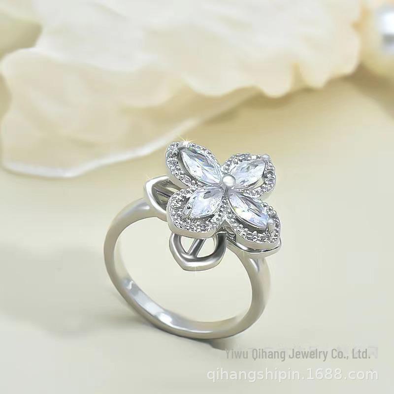 Drehbare Halskette aus Titanstahl mit vierblättrigem Blütenblatt und eingelegtem Zirkonia-Anhänger – frischer und modischer Stil für Damen