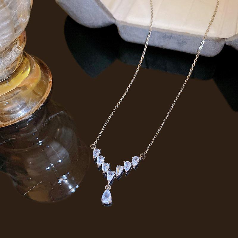 Exquisite V-Shaped Zirconia Clavicle Necklace – Sparkling, Fairy-Inspired Accessories for Women