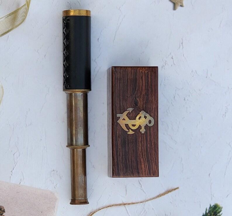 

Персонализированный телескоп, морская латунная карманная подзорная труба, обтянутая кожей, с деревянным футляром, старинный монокуляр в винтажном стиле